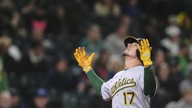 El mexicano Luis Urías, de los Atléticos de Oakland, festeja tras batear un jonrón ante los Marineros de Seattle, el viernes 28 de marzo de 2025 (AP Foto/Lindsey Wasson)