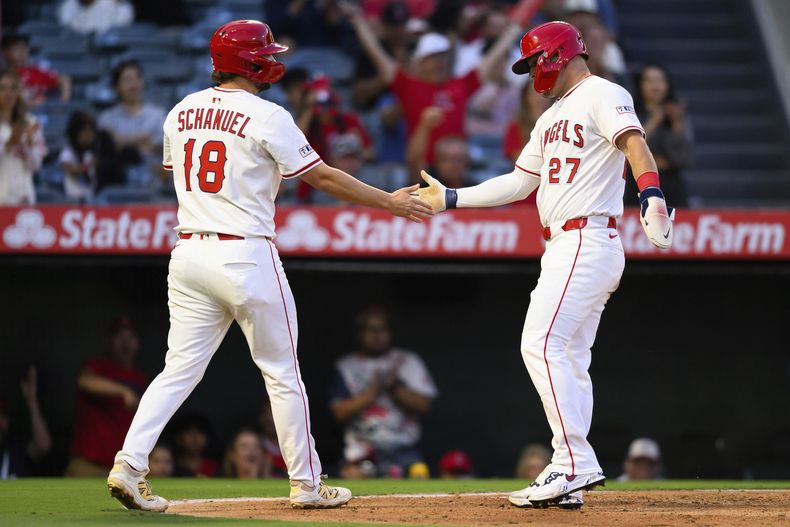 Mike Trout de los Angelinos de Los Ángeles celebra con Nolan Schanuel tras anotar en la tercera entrada en el encuentro ante los Rays de Tampa Bay el lunes 4 de agosto del 2025. (AP Foto/William Liang)