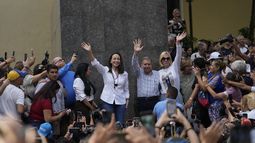La lideresa de la oposición María Corina Machado, a la izquierda, y el candidato presidencial opositor Edmundo González, al centro, saludan a simpatizantes después de un evento de oración, el domingo 21 de julio de 2024, en Caracas. (AP Foto/Matias Delacroix)