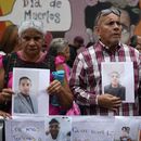 Varias personas que sostienen fotografías de parientes migrantes --de los que dicen fueron detenidos en Estados Unidos y aguardan a ser deportados-- participan en una manifestación organizada por el gobierno en Caracas, Venezuela, el martes 18 de marzo de 2025, para protestar por la deportación de presuntos miembros de la pandilla venezolana Tren de Aragua, que fueron transferidos a una cárcel en El Salvador. (AP Foto/Ariana Cubillos)