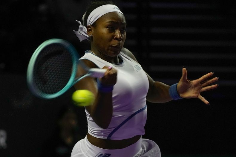 Coco Gauff devuelve ante Jasmine Paolini durante las Finales de la WTA, el martes 4 de noviembre de 2025, en Riad, Arabia Saudí. (AP Foto/Fatima Shbair)