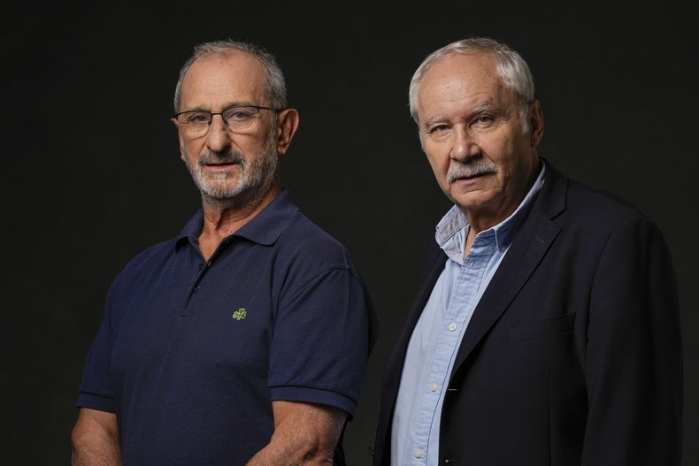 Gustavo Zerbino, izquierda, y el escritor Pablo Vierci posan para un retrato para promover la película La sociedad de la nieve el viernes 27 de octubre de 2023, en Los Ángeles. (Foto AP/Ashley Landis)