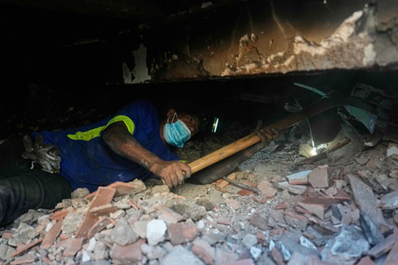 Franklin Rodríguez busca a familiares desaparecidos entre los escombros de su edificio de apartamentos que se derrumbó tras los sismos ocurridos en La Guaira, Venezuela, el lunes 29 de junio de 2026. (AP Foto/Fernando Vergara)