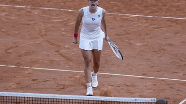 Iga Swiatek, de Polonia, celebra después de ganar su partido de semifinales del torneo de tenis Abierto de Francia, en contra de la brasileña Beatriz Haddad Maia en dos sets, 6-2, 7-6 (9-7), en el estadio de Roland Garros, en París, el jueves 8 de junio de 2023. (AP Foto/Jean-Francois Badias)