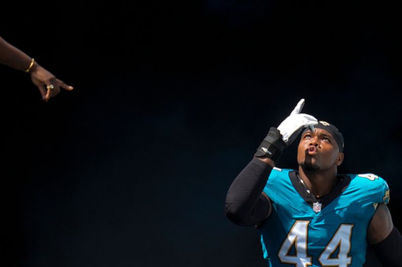 ARCHIVO - Travon Walker, de los Jaguars de Jacksonville, es presentado e ingresa al campo de juego previo al partido de la NFL en contra de los Texans de Houston, el domingo 21 de septiembre de 2025, en Jacksonville, Florida. (AP Foto/John Raoux, Archivo)