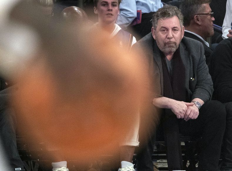 ARCHIVO - El dueño de los Knicks de Nueva York James Dolan (primer plano) observa un juego de la NBA en el Madison Square Garden, el 6 de marzo de 2020. (AP Foto/Mary Altaffer)