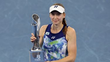 Elena Rybakina de Kazajistán posa con el trofeo tras ganar la final de Brisbane ante Aryna Sabalenka de Bielorrusa el domingo 7 de enero del 2024. (AP Foto/Tertius Pickard)