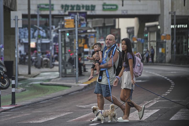Gente saliendo de un estacionamiento subterráneo donde se refugiaron tras una alarma antiaérea por misiles iraníes, en Tel Aviv, Israel, el martes 24 de junio de 2025. (AP Foto/Ohad Zwigenberg)