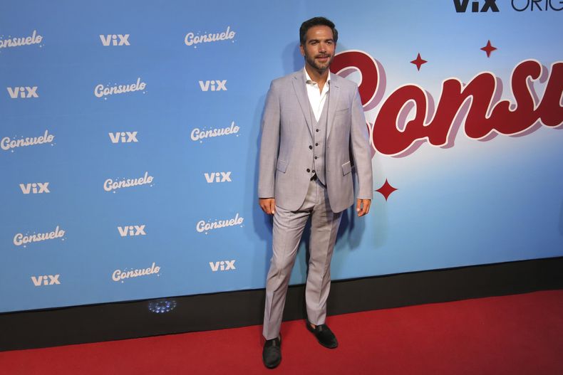 El actor mexicano Erick Chapa posa en la alfombra roja de la serie de ViX Consuelo, en la Ciudad de México el miércoles 10 de abril de 2024. (Foto AP/Berenice Bautista)