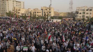 Manifestantes iraníes asisten a una marcha contra Estados Unidos e Israel en la plaza Enqelab-e-Eslami (Revolución Islámica) en el centro de Teherán, Irán, el martes 24 de junio 2025. (AP Foto/Vahid Salemi)