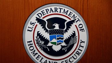 ARCHIVO - En esta fotografía de archivo del 28 de junio de 2019 puede verse el sello del Departamento de Seguridad Nacional (DHS, por sus siglas en inglés) durante una conferencia de prensa, en Washington. (AP Foto/Carolyn Kaster, archivo)