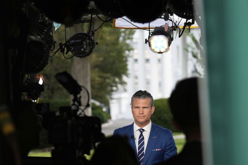 El secretario de Defensa, Pete Hegseth, se prepara para dar una entrevista televisiva frente a la Casa Blanca el jueves 7 de agosto de 2025 en Washington. (AP Foto/Mark Schiefelbein)