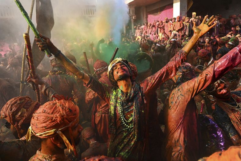 Residentes de Barsana y Nandgaon, cubiertos de polvo de colores, cantan y bailan mientras participan en el Lathmar Holi en el templo de Nandagram, en Nandgoan, a 115 kms (70 millas) al sur de Nueva Delhi, India, el 9 de marzo de 2025. (AP Foto)