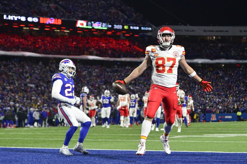 Travis Kelce (87), tight end de los Chiefs de Kansas City, anota un touchdown en contra de los Bills de Buffalo, durante el segundo cuarto del juego de la ronda divisional de los playoffs de la NFL, el domingo 21 de enero de 2024, en Orchard Park, Nueva York. (AP Foto/Adrian Kraus)