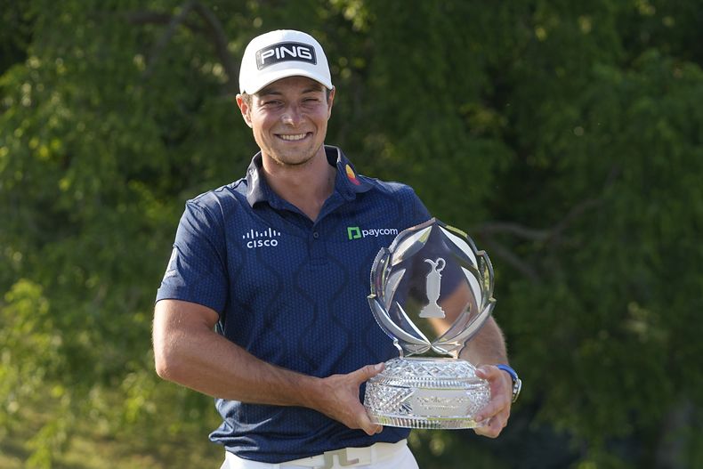 Viktor Hovland, de Noruega, sostiene el trofeo después de ganar el torneo de golf, Memorial el domingo 5 de junio de 2023, en Dublín, Ohio. (AP Foto/Darron Cummings)