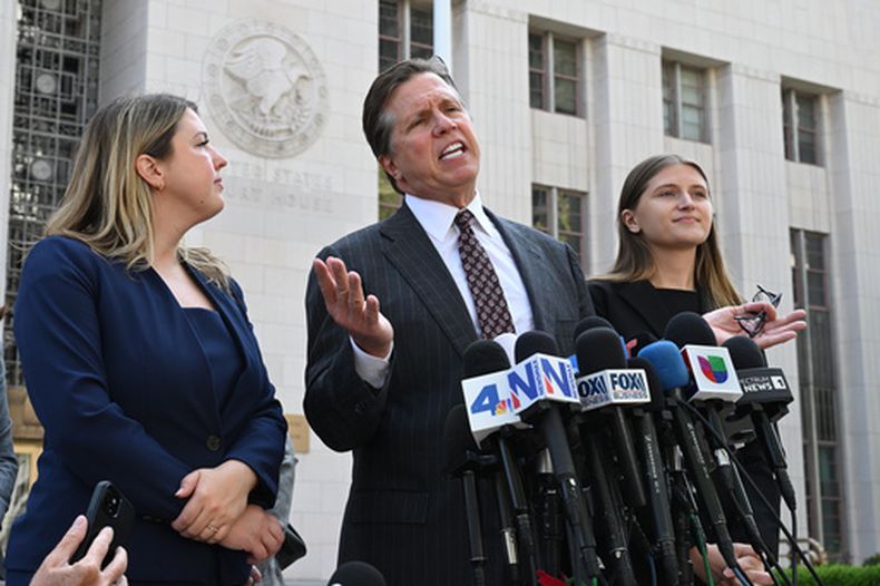 El abogado Mark Lanier habla en conferencia de prensa, tras el juicio sobre denuncias de que las redes sociales son adictivas, en Los Ángeles, el 25 de marzo del 2026. (AP foto/William Liang)