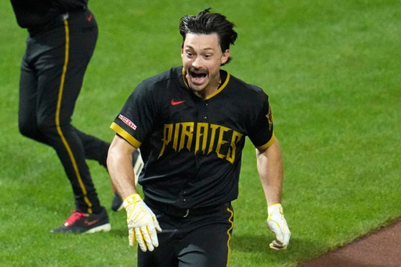 Bryan Reynolds, de los Piratas de Pittsburgh, celebra tras batear un jonrón de dos carreras ante los Mellizos de Minnesota el viernes 29 de mayo de 2026 (AP Foto/Gene J. Puskar)