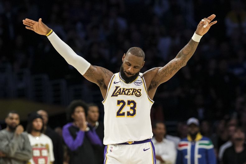 LeBron James, de los Lakers de Los Ágneles, arenga al público en el partido del sábado 26 de octubre de 2024, ante los Kings de Sacramento (AP Foto/William Liang)