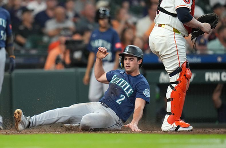 Cole Young, de Marineros de Seattle, anota una carrera impulsado por el sencillo de Brendan Donovan durante la cuarta entrada del partido de béisbol contra los Astros de Houston del sábado 15 de agosto de 2026, en Houston. (AP Foto/Karen Warren)