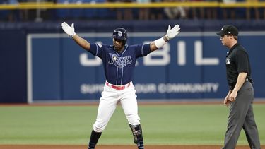 El cubano Yandy Díaz, der los Rays de Tampa Bay, celebra luego de conectar un doble ante los Marineros de Seattle, el sábado 9 de septiembre de 2023 (AP Foto/Scott Audette)