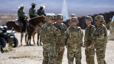 Soldados estadounidenses en Sunland Park, Nuevo México, cerca de la frontera con México, el 3 de febrero del 2025. (AP foto/Andres Leighton)