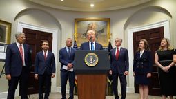 El presidente Donald Trump en la Casa Blanca en Washington el 22 de septiembre del 2025. Lo acompañan desde la izquierda: el doctor Jay Bhattacharya, director de los Institutos Nacionales de Salud; el doctor Marty Makary, comisionado de la Administración de Alimentos y Medicinas; el secretario de Salud y Servicios Humanos Robert F. Kennedy Jr; el doctor Mehmet Oz, director de los Centros de Medicare y Medicaid; la doctora Dorothy Fink, subsecretaria de Salud y Jackie OBrien. (AP foto/Mark Schiefelbein)
