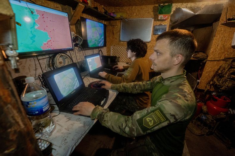 Efectivos de la brigada Khartia de Ucrania comprueban una vista aérea tomada por un dron en el centro de mando de la región de Járkiv, Ucrania, el 20 de mayo de 2026. (AP Foto/Andrii Marienko)