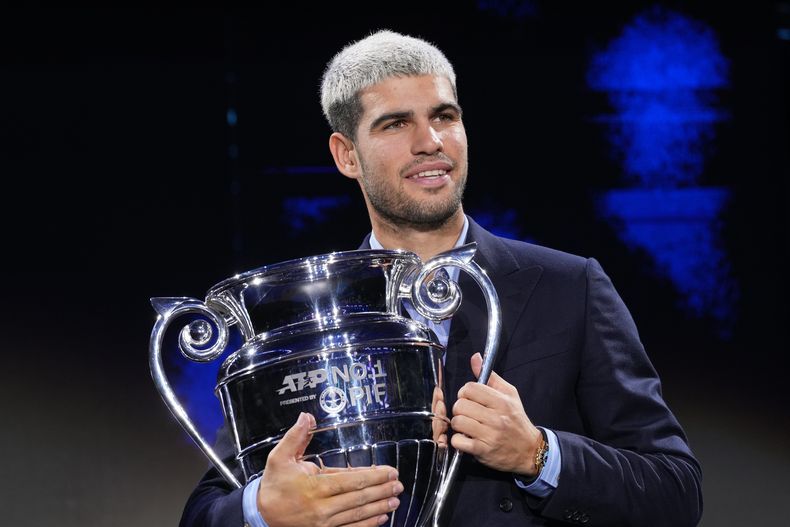 El españolmCarlos Alcaraz sostiene el trofeo después de terminar el año como el número 1 del mundo durante las Finales de ATP en Turín, Italia el viernes 14 de noviembre del 2025. (AP Foto/Antonio Calanni)
