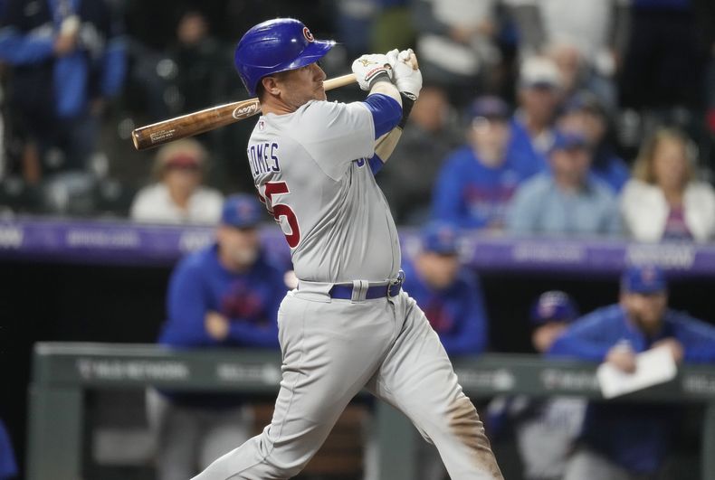 Yan Gomes, de los Cachorros de Chicago, batea un sencillo productor de dos carreras frente al relevista de los Rockies de Colorado Tyler Kinley en la novena entrada del juego de béisbol del lunes 11 de septiembre de 2023, en Denver. (AP Foto/David Zalubowski)