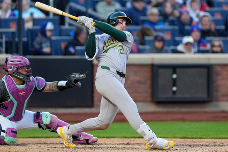 Tyler Soderstrom (21), de los Atléticos de Oakland, conecta un jonrón de tres carreras durante la octava entrada de un juego de béisbol contra los Mets de Nueva York, el sábado 11 de abril de 2026, en Nueva York. (Foto AP/Yuki Iwamura)