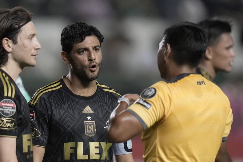 Carlos Vela, de Los Angeles FC, discute con el árbitro Walter López durante la ida de la final de la Liga de Campeones de la CONCACAF ante León, el miércoles 31 de mayo de 2023 (AP Foto/Eduardo Verdugo)
