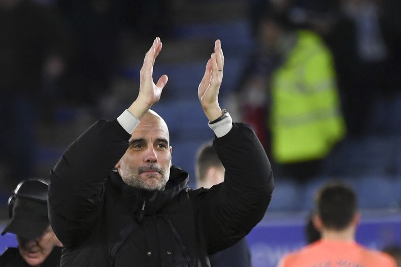 El entrenador del Manchester City Pep Guardiola saluda a la afición al final del encuentro de la Liga Premier ante el Leicester el domingo 29 de diciembre del 2024. (AP Foto/Rui Vieira)
