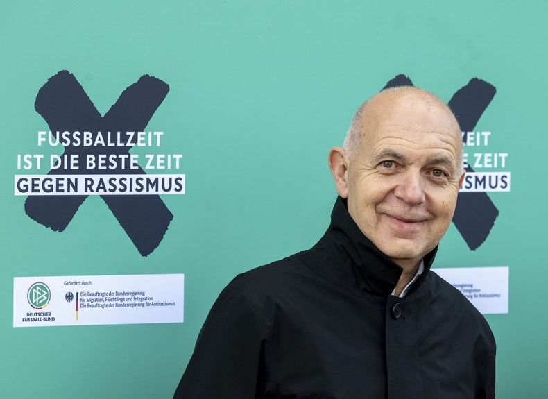 El presidente de la DFB, Bernd Neuendorf, junto al lema de la campaña El momento de fútbol es el mejor momento contra el racismo en el lanzamiento de la campaña contra el racismo de la DFB en Berlín, Alemania, el lunes 18 de marzo de 2024. (Soeren Stache/dpa vía AP)
