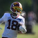 Stefon Diggs, wide receiver de los Commanders de Washington, corre con el balón en la práctica del equipo en el campamento de entrenamiento, el viernes 7 de agosto de 2026, en Ashburn, Virginia. (AP Foto/Nick Wass)