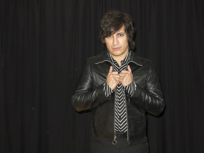 El músico mexicano Siddhartha posa para un retrato durante una entrevista para promover su EP Miel de azar en la Ciudad de México el 4 de julio de 2024. (Foto AP/Berenice Bautista)