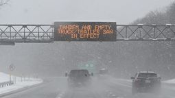 La autopista New York Thruway durante una tormenta invernal, el 14 de marzo de 2023, en Albany, Nueva York. (Foto AP/Hans Pennink, archivo)