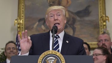 Trump arremete contra investigadores de caso Rusia