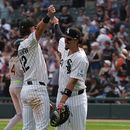 El campocorto de los Medias Blancas de Chicago, Colson Montgomery (izquierda), y el primera base Miguel Vargas (derecha) celebran su victoria contra los Atléticos en un partido de béisbol, el sábado 11 de julio de 2026, en Chicago. (Foto AP/David Banks)