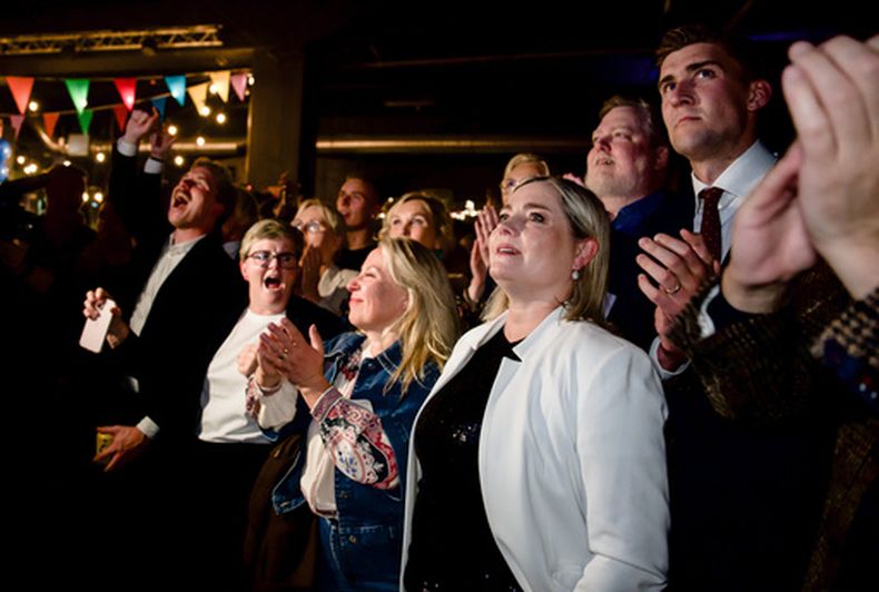Partidarios del “no” reaccionan al reportarse resultados del referendo en Reikiavik, Islandia, el 29 de agosto del 2026. (AP foto/Marco Di Marco)