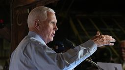 El exvicepresidente Mike Pence, aspirante a la candidatura presidencial republicana, habla durante una escala en la Feria Estatal de Indiana, el miércoles 2 de agosto de 2023, en Indianápolis. (AP Foto/Darron Cummings)