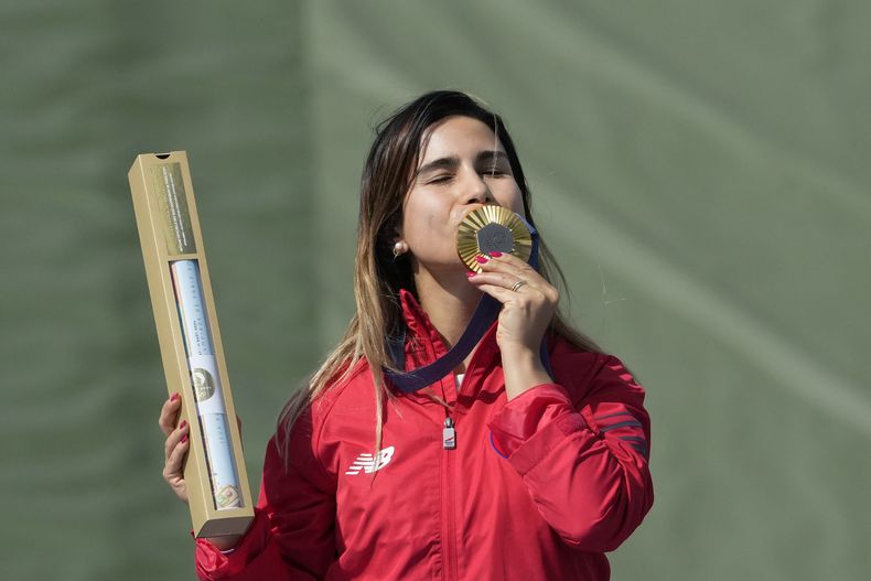 La chilena Francisca Crovetto besa su medalla de oro tras ganar el skeet femenino del tiro de los Juegos Olímpicos de París, el domingo 4 de agosto de 2024, en Chateauroux, Francia. (AP Foto/Manish Swarup)