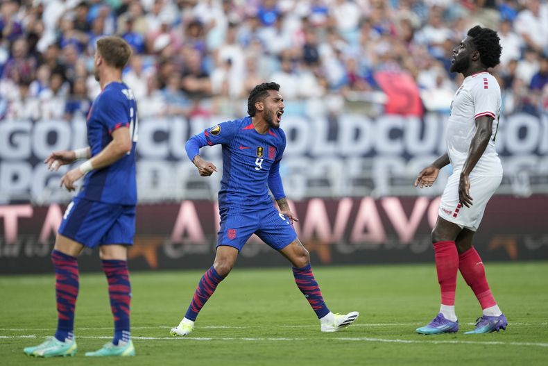 Jesús Ferreira, centro, de Estados Unidos, reacciona después de fallar un tiro en contra de Trinidad y Tobago durante la primera mitad del juego de fútbol de la Copa Oro de CONCACAF, el domingo 2 de julio de 2023, en Charlotte, Carolina del Norte. (AP Foto/Chris Carlson)