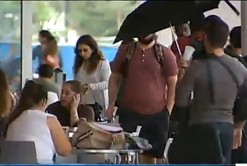 La policía escolar de FIU está buscando a un misterioso hombre que montado en una bicicleta se dedica a tocar los glúteos de estudiantes.