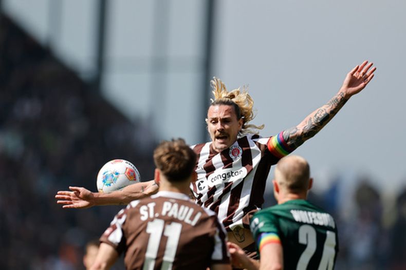 Jackson Irvine, del San Pauli, en acción durante el partido de fútbol de la Bundesliga alemana entre el FC St. Pauli y el VfL Wolfsburg en Hamburgo, Alemania, el sábado 16 de mayo de 2026. (Christian Charisius/dpa vía AP)