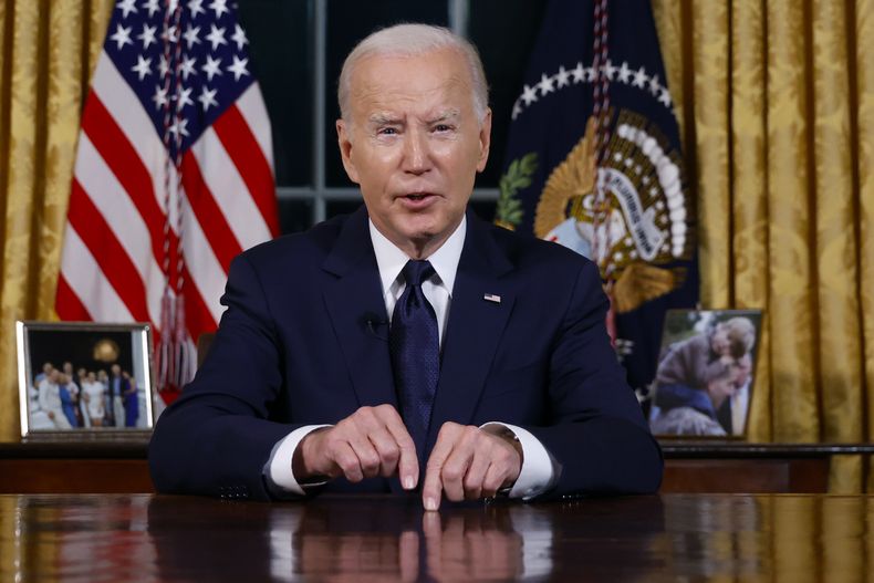 El presidente Joe Biden habla desde la Oficina Oval de la Casa Blanca el 19 de octubre de 2023, en Washington, sobre las guerras en Israel y Ucrania. (Jonathan Ernst/Pool vía AP, Archivo)