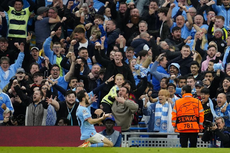 Bernardo Silva celebra tras marcar el segundo gol del Manchester City ante el Real Madrid en las semifinales de la Liga de Campeones, el miércoles 17 de mayo de 2023, en Manchester. (AP Foto/Jon Super)