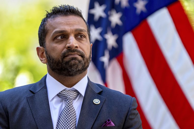 ARCHIVO - El director del FBI Kash Patel escucha durante una conferencia de prensa en el Departamento de Justicia, el 7 de mayo de 2025, en Washington. (AP Foto/Alex Brandon, Archivo)