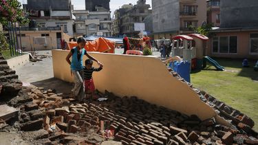 auxilian a damnificados por el sismo en nepal