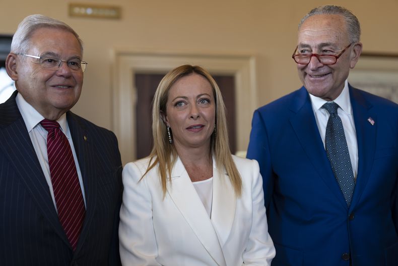 La primera ministra italiana, Giorgia Meloni; a su izquierda, el presidente de la Comisión de Relaciones Exteriores del Senado, Bob Menéndez, demócrata por Nueva Jersey, y a su derecha el líder de la mayoría en el Senado, Chuck Schumer, demócrata por Nueva York, antes de un almuerzo en el Capitolio en Washington el 27 de julio de 2023. (Foto AP/J. Scott Applewhite)