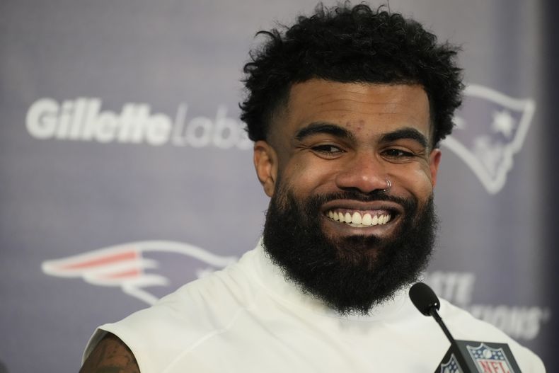 ARCHIVO - En foto del 24 de diciembre del 2023, el corredor de los Patriots de Nueva Inglaterra Ezekiel Elliott habla en conferencia de prensa en Denver. (AP Foto/David Zalubowski, Archivo)